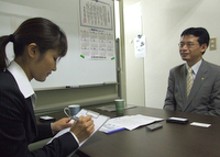 新宿区　労務管理事務所　新労社の深石圭介先生を取材！！　写真