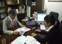 中央区　高下謹壱法律事務所の弁護士　高下謹壱先生を取材！！　写真