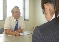 新宿区　社労士　社会保険労務士吉田達事務所の吉田達先生を取材！！　写真